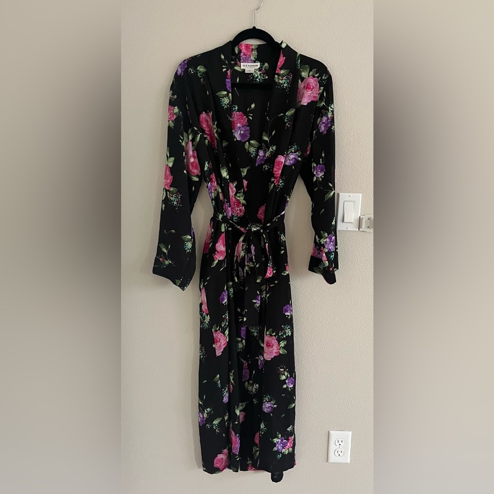 Ivy and Annabelle Black and Pink Floral Robe Intimates Sleepwear in medium